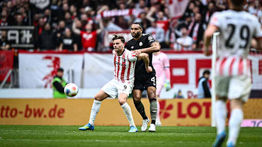 Jonathan Tah im Zweikampf während des Gastspiels des FC Bayern in der Bundesliga beim SC Freiburg