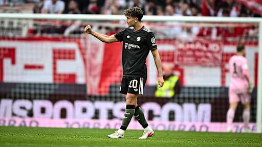 Tom Bischof bejubelt das Tor zum 2:1 während des Gastspiels des FC Bayern in der Bundesliga beim SC Freiburg