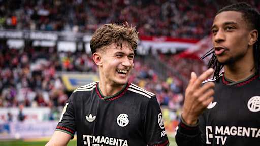 Tom Bischof breit grinsend nach dem Bundesliga-Sieg in Freiburg