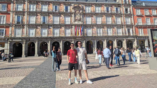 Moritz und Kevin stehen in FC Bayern-Trikots in der Innenstadt von Madrid.