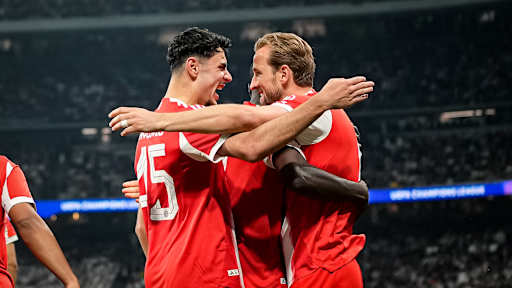 Harry Kane und Aleksandar Pavlović schreien vor Freude während des Viertelfinal-Hinspiels des FC Bayern bei Real Madrid