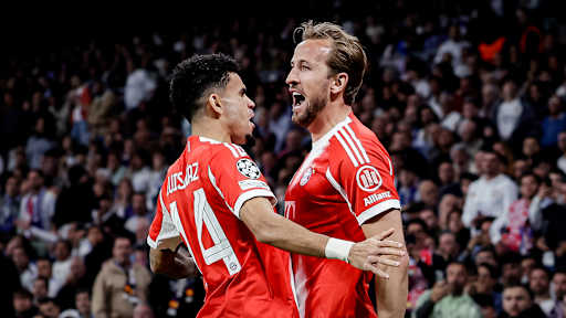 Harry Kane und Luis Díaz schreien vor Freude während des Viertelfinal-Hinspiels des FC Bayern bei Real Madrid