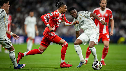 Michael Olise im Dribbling während des Viertelfinal-Hinspiels des FC Bayern bei Real Madrid