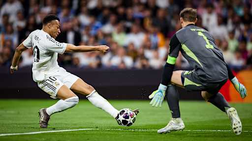 Manuel Neuer pariert während des Viertelfinal-Hinspiels des FC Bayern bei Real Madrid