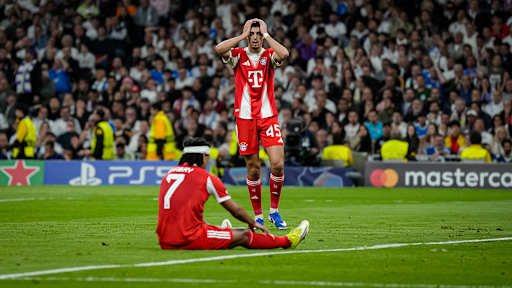 Aleksandar Pavlović und Serge Gnabry ärgern sich über eine vergebene Chance während des Viertelfinal-Hinspiels des FC Bayern bei Real Madrid