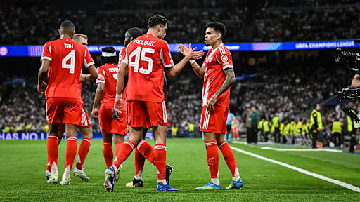 Aleksandar Pavlović und Luis Díaz klatschend jubelnd ab während des Viertelfinal-Hinspiels des FC Bayern bei Real Madrid