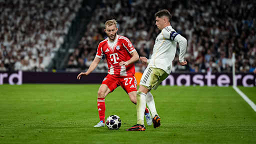 Konrad Laimer im Zweikampf während des Viertelfinal-Hinspiels des FC Bayern bei Real Madrid