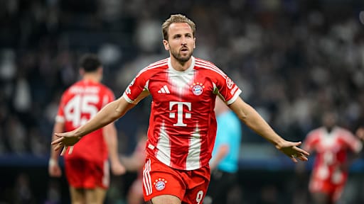 Harry Kane breitet jubelnd die Arme aus während des Viertelfinal-Hinspiels des FC Bayern bei Real Madrid