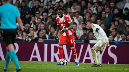 Alphonso Davies mit Ball am Fuß während des Viertelfinal-Hinspiels des FC Bayern bei Real Madrid
