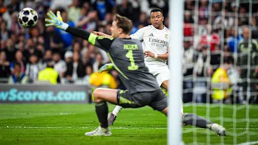 Manuel Neuer pariert während des Viertelfinal-Hinspiels des FC Bayern bei Real Madrid
