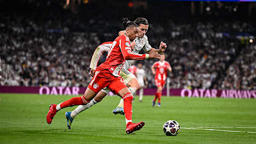 Michael Olise im Laufduell während des Viertelfinal-Hinspiels des FC Bayern bei Real Madrid