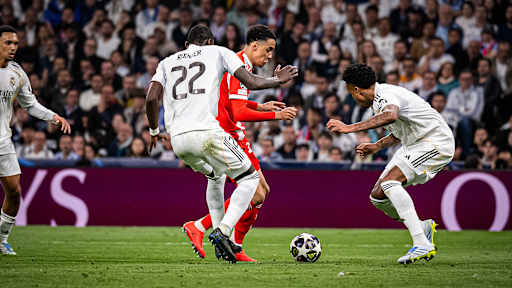 Jamal Musiala im Dribbling während des Viertelfinal-Hinspiels des FC Bayern bei Real Madrid