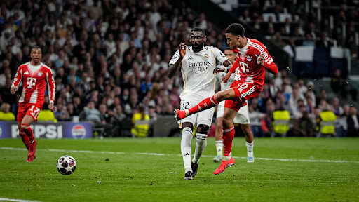 Jamal Musiala beim Torschuss während des Viertelfinal-Hinspiels des FC Bayern bei Real Madrid