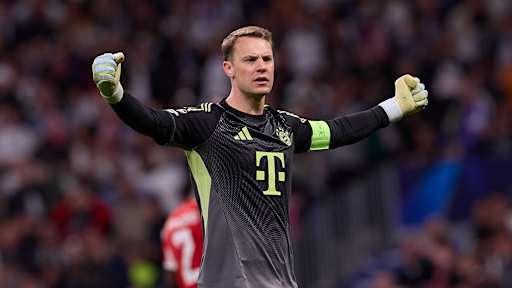 Manuel Neuer steht mit ausgebreiteten Armen und geballten Fäusten im Bernabeu