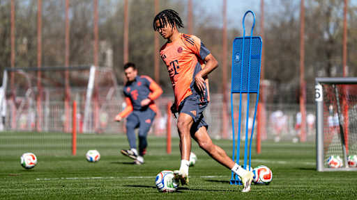 Yanda dribbelt im Training.