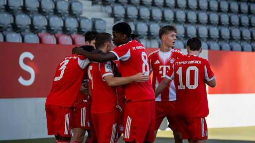 Die U19 des FC Bayern liegt sich jubelnd in den Armen.
