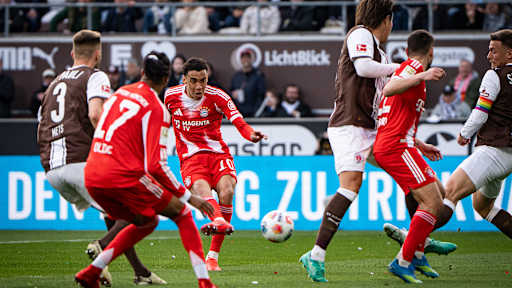 Jamal Musiala beim Torabschluss im Bundesliga-Spiel des FC Bayern beim FC St. Pauli