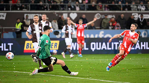 Raphael Guerreiro erzielt das 5:0 im Bundesliga-Spiel des FC Bayern beim FC St, Pauli