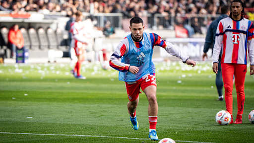 Raphael Guerreiro beim Warm-up vor dem Bundesliga-Spiel des FC Bayern beim FC St. Pauli