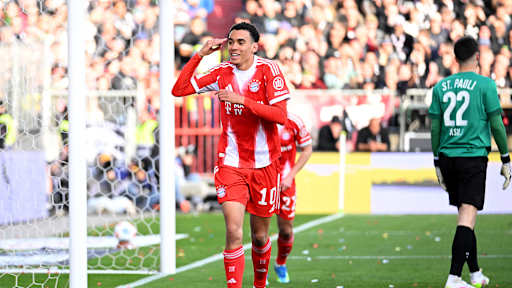 Jamal Musiala und deutet auf seine Stirn nach seinem 1:0 im Bundesliga-Spiel des FC Bayern beim FC St. Pauli
