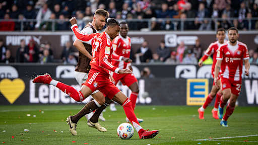 Michael Olise beim Torschuss im Bundesliga-Spiel des FC Bayern beim FC St. Pauli
