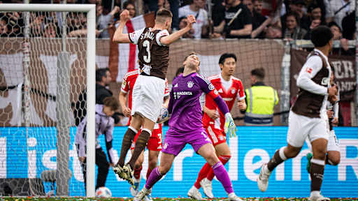 Manuel Neuer beim Abwurf im Bundesliga-Spiel des FC Bayern beim FC St. Pauli