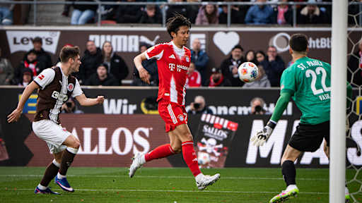 Hiroki Ito am Ball im Bundesliga-Spiel des FC Bayern beim FC St. Pauli