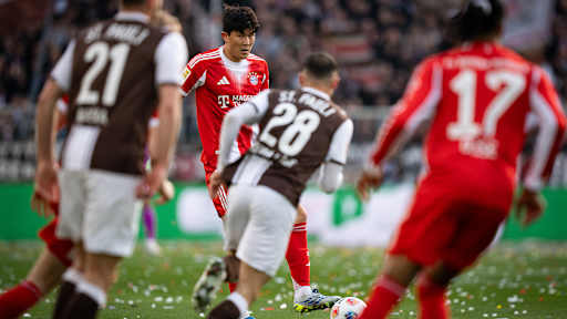 Minjae Kim am Ball im Bundesliga-Spiel des FC Bayern beim FC St. Pauli