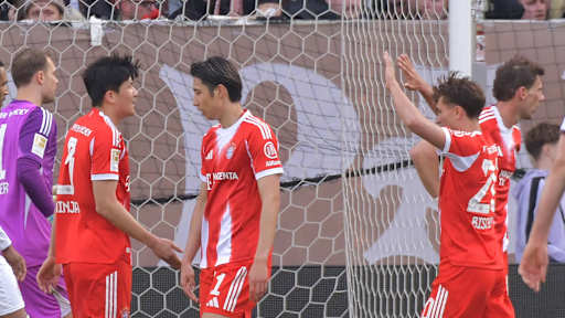 Minjae Kim wird für eine Rettungsaktion gefeiert im Bundesliga-Spiel des FC Bayern beim FC St. Pauli