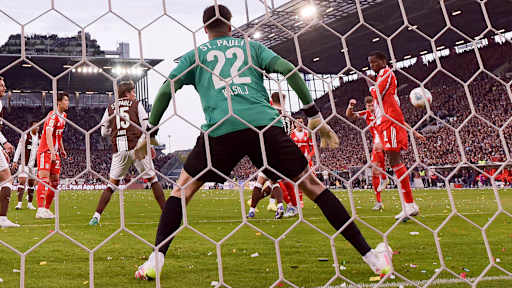 Leon Goretzka erzielt das 2:0 im Bundesliga-Spiel des FC Bayern beim FC St. Pauli
