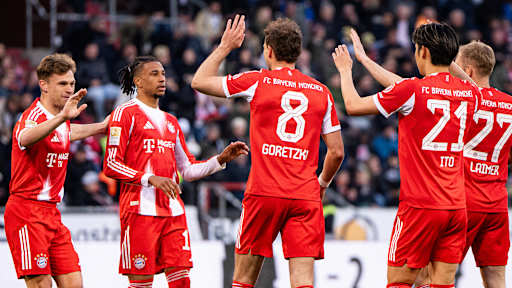 Teamkollegen gratulieren Leon Goretzka nach dem 2:0 imBundesliga-Spiel des FC Bayern beim FC St. Pauli