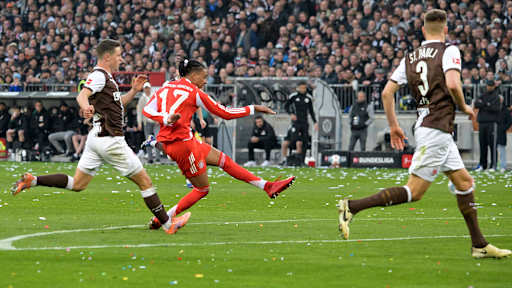 Michael Olise beim Torschuss im Bundesligaspiel des FC Bayern beim FC St. Pauli