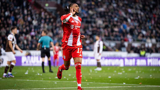 Michael Olise jubelt nach dem 3:0 im im Bundesligaspiel des FC Bayern beim FC St. Pauli