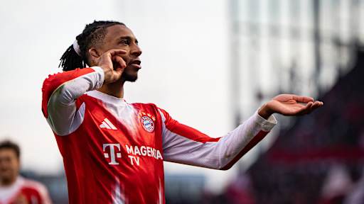 Michael Olise jubelt nach dem 3:0 im Bundesliga-Spiel des FC Bayern beim FC St. Pauli