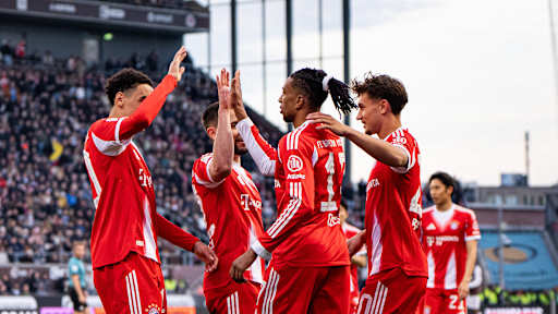 amal Musiala und Michael Olise schlagen ein nach dem 3:0 im Bundesliga-Spiel des FC Bayern beim FC St. Pauli