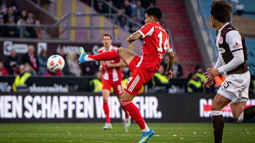 Luis Diaz am Ball im Bundesliga-Spiel des FC Bayern beim FC St. Pauli