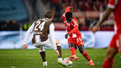 Sapoko Ndiaye am Ball im Bundesliga-Spiel des FC Bayern beim FC St. Pauli