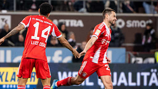 Raphael Guerrreiro jubelt nach dem 5:0 im Bundesliga-Spiel des FC Bayern beim FC St. Pauli