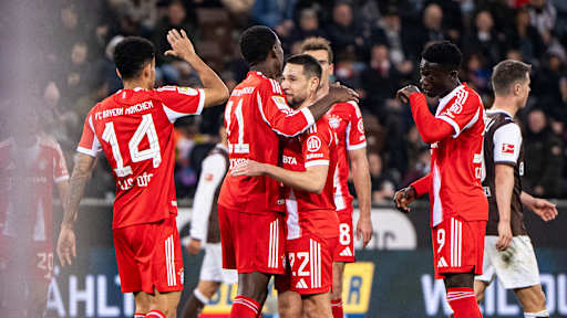Raphael Guerreiro jubelt mit den Teamkollegen nach dem 5:0 im Bundesligaspiel des FC Bayern beim FC St. Pauli