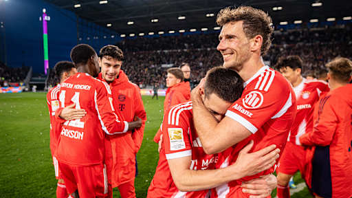 Leon Goretzka umarmt Raphael Guerreiro nach dem Bundesligaspiel des FC Bayern beim FC St. Pauli