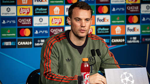 Manuel Neuer auf der Pressekonferenz des FC Bayern zur Champions League