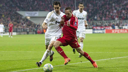 Franck Ribéry en un duelo con Arbeloa del Real Madrid.