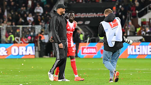 Vincent Kompany und Bara Sapoko Ndiaye nach dem Spiel beim FC St. Pauli