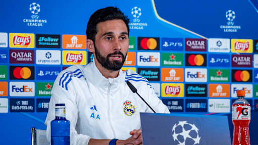 Alvaro Arbeloa spricht auf einer Champions League PK von Real Madrid