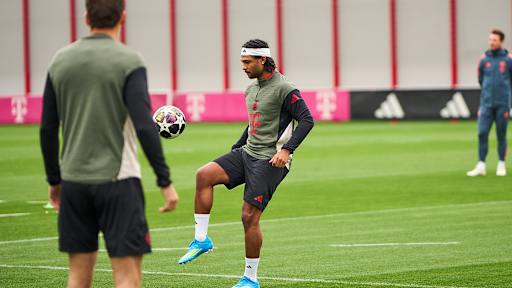Serge Gnabry jongliert mit dem Ball im Abschlusstraining des FC Bayern vor dem Champions League-Spiel gegen Real Madrid