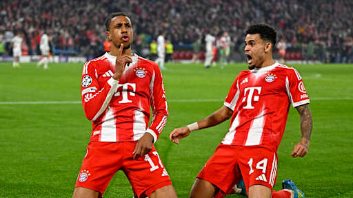 Michael Olise jubelt auf Knien mit Luis Diaz nach dem 4:3 im im Champions League-Viertelfinale zwischen dem FC Bayern und Real Madrid