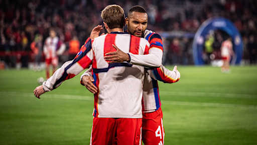 Harry Kane und Jonathan Tah umarmen sich vor dem Champions League-Viertelfinale zwischen dem FC Bayern und Real Madrid
