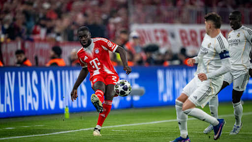 Dayot Upamecano am Ball im Champions League-Viertelfinale zwischen dem FC Bayern und Real Madrid