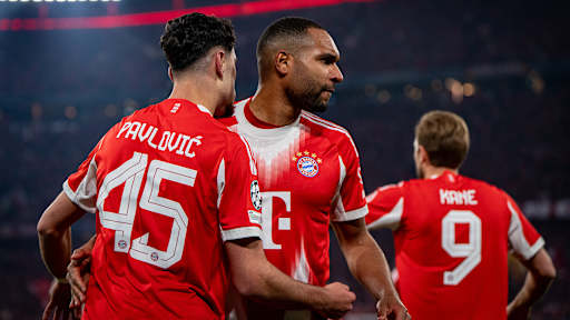 Aleks Pavlovic jubelt nach dem 1:1 mit Jonathan Tah im Champions League-Viertelfinale zwischen dem FC Bayern und Real Madrid