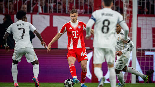 Josip Stanisic am Ball im Champions League-Viertelfinale zwischen dem FC Bayern und Real Madrid